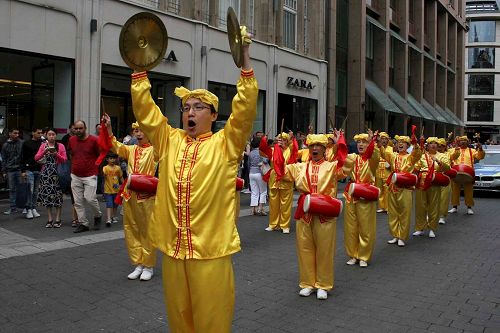 '图3:富有中国民族风味的腰鼓队'