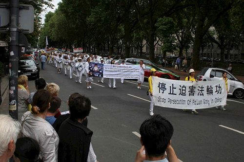 '图7:悼念在中国被迫害致死的法轮功学员的白衣女士方阵'