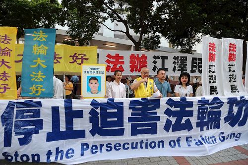 '图1~3:中共国家主席习*近*平于二零一七年六月二十九日抵港访问,香港法轮功学员和平呼吁“停止迫害法轮功”、“法办江泽民”及结束梁振英勾结黑帮乱港。'