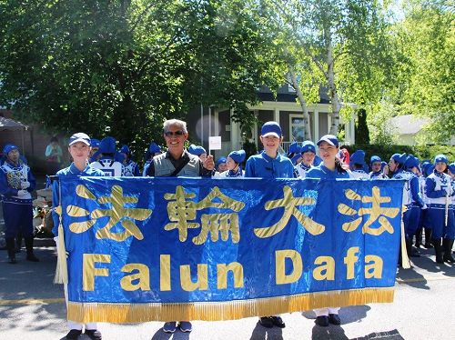 '图4:来自北京的游客表示刚出来就遇上法轮功一定要合影留念。'