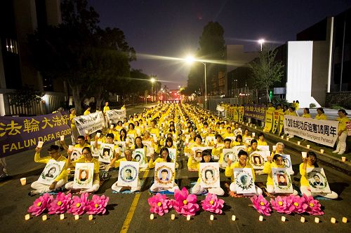 '图1~9:法轮功学员在洛杉矶中领馆前举行烛光夜悼'
