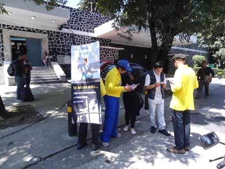 '图4:法轮功学员在中使馆前讲真相'