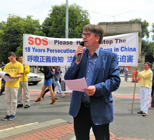'图十:爱尔兰知名心理医生戴克林·莱恩斯(Declan Lyons)参加了反迫害集会并发言。'