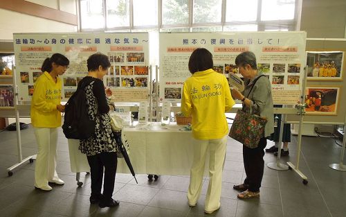 '图4~5:很多来场民众观看展板了解真相,展板还介绍法轮功学员参加公益活动'