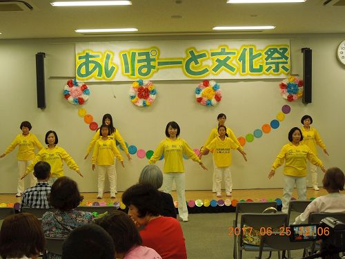 '图6:功法表演吸引了很多民众'