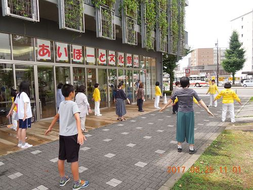 '图7:室外体验功法情景'