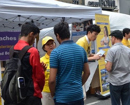 '图3~4:加拿大国家青年日活动,多伦多法轮功学员给游客讲真相'