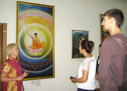 '图1~4:当地民众认真观看画展,通过画展了解法轮功真相'