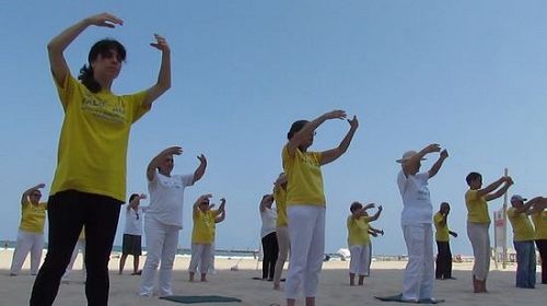 '图5:法轮功学员在沙滩上炼功'