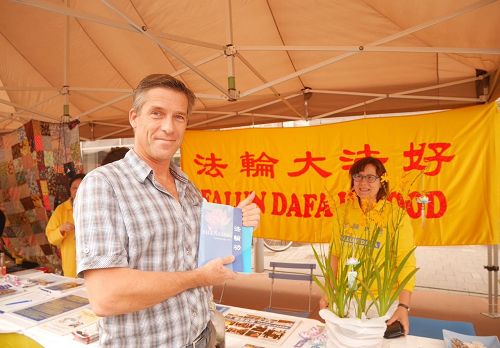 '图3:为购得法轮功书籍而高兴的 Jo Vanwontergem'