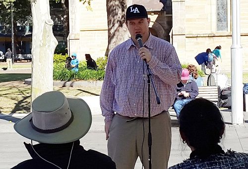'图2:前帕拉玛塔市(Parramatta City)议员、律师詹姆斯·肖(James Shaw)在集会上发言'
