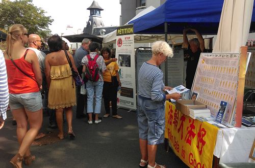 '法轮功学员在迪纳尔(Dinard)集市上介绍法轮功真相'