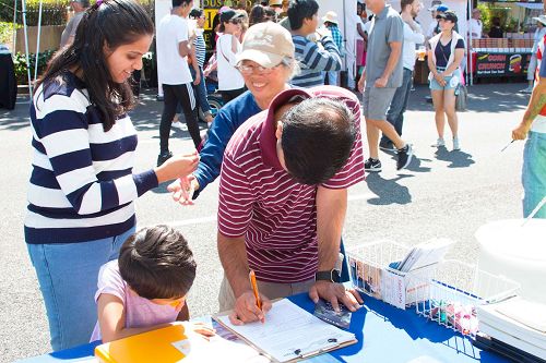 '图3~6:民众在要求中共停止活摘的请愿信上签字'