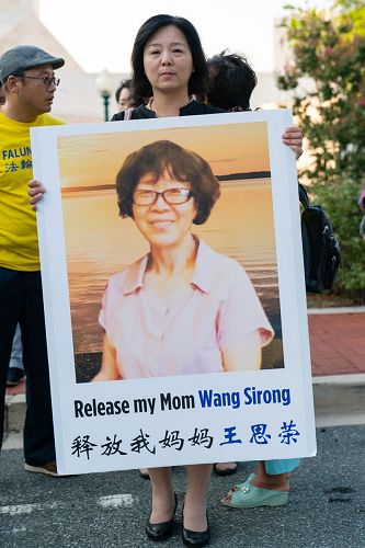 '法轮功学员王思荣的女儿徐润涛担心她母亲的安危,要求立即释放她的母亲,以及一同被抓捕的法轮功学员赵树霞和邢伟。'