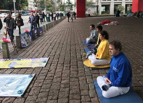 图3:圣保罗艺术博物馆前的法轮功真相点
