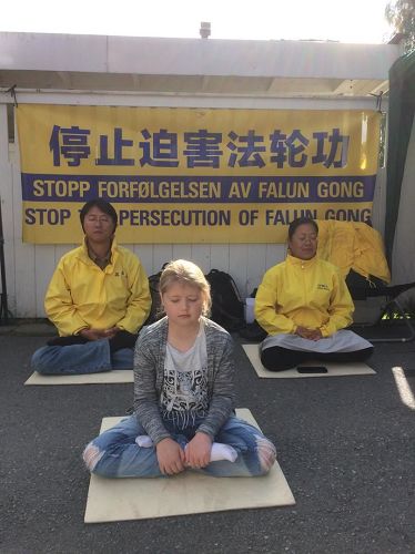'图4:一小女孩在学炼打坐'