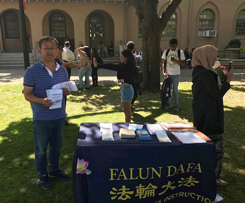 '图1:皇后大学的法轮大法社团展位'