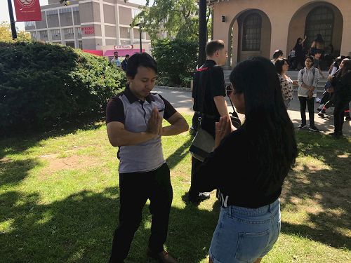 '图3:学生现场学炼法轮功第一套功法'