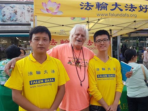 '图5:老者脊椎不再疼痛,开心的与学员合影'