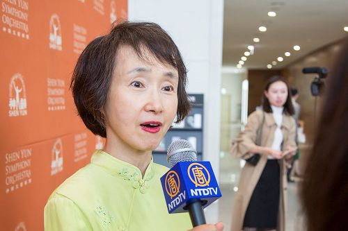 '图6:庆北大学音乐系教授郑旭姬盛赞神韵音乐,表示对中国人来说,是更大的慰藉。'
