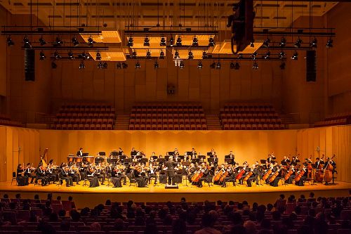 '图8:神韵交响乐团于9月18日晚间,在韩国高阳Aram演唱会大厅举行第二场的压轴演出。'