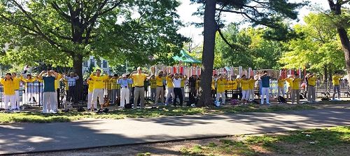 '图1~2:法轮功学员在“班森赫斯特”附近的“赛特露”公园集体炼功。'