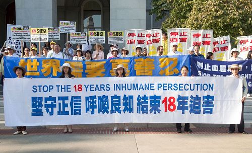 '图2:法轮功学员在加州首府沙加缅度议会大厦前举行集会'