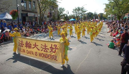 '图4:尼亚加拉瀑布市葡萄酒节大游行中法轮功代表队的腰鼓队'