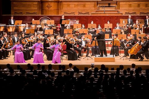 '图5:二胡演奏家戚晓春、孙璐与王真的演出'