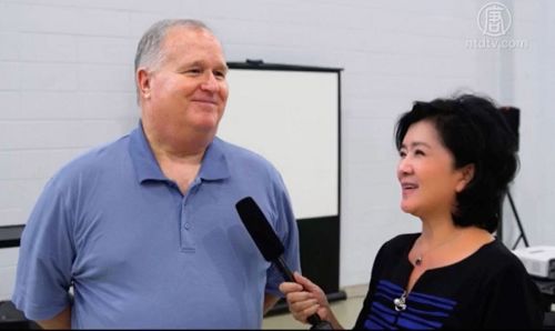 '二零一六年首次参加法轮大法课程的南卡罗莱纳大学艾肯分校终身荣誉校长汤姆。豪尔曼(Thomas Hallman)博士很有兴趣了解法轮功。'