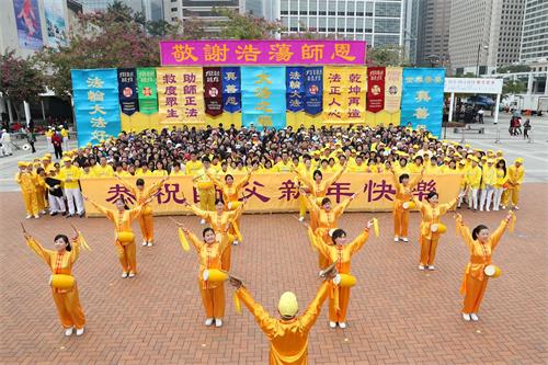 '图3:法轮功学员表演喜庆的腰鼓舞,恭祝师父新年快乐。'