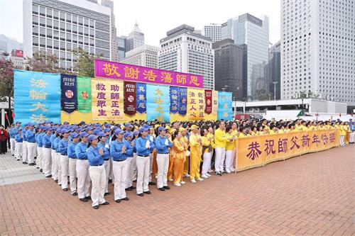 '图4:法轮功学员齐声恭祝师父新年快乐。'