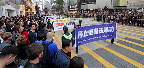 '图5~11:法轮功学员游行香港市区,新年送福,传送法轮大法美好的讯息,并呼吁停止迫害,法办元凶'