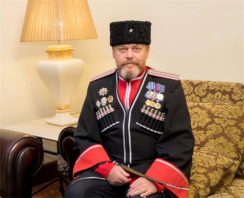 '图1:身着哥萨克古老服饰的伊万·库季诺夫(Ivan?Kudinov)'