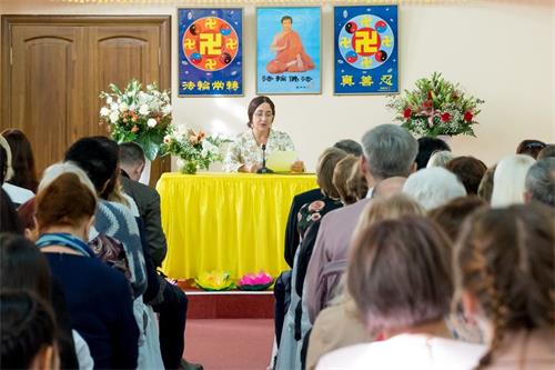 '图3~5:法轮功学员在第十九届俄罗斯法会上交流修炼心得'