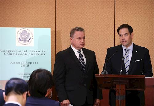 '图:十月十日,美国联邦参议员、“美国国会及行政当局中国委员会”主席卢比奥(右)和“美国国会及行政当局中国委员会”共同主席史密斯公布美国会人权报告'