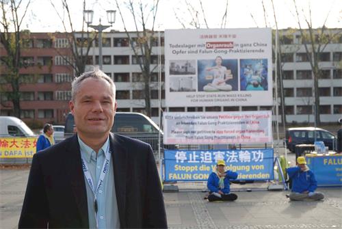 '图7:亚历山大·海瑟尔(Alexanda Hessel)唾弃共产党,希望能尽所能帮助法轮功学员。'