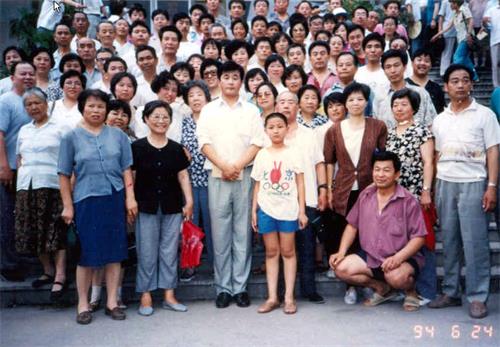 图7:李洪志师父与参加济南讲法的学员合影(第二排右三,着咖啡色上衣者为何来琴)