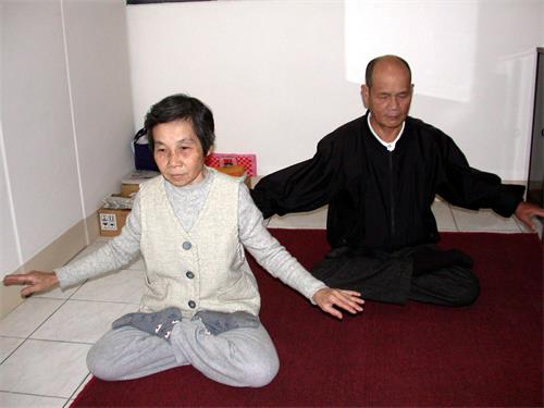 图8:林福生伉俪一起炼功,他吃了四十几年中药的梦魇终于远离。