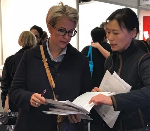 '图1~3:参加“丹麦医生日”的医疗卫生工作人员了解中共系统性活摘器官真相'