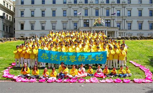 '图1:二零一九年新年即将来临,墨尔本法轮功学员聚集在市中心的Treasury Gardens公园,向慈悲伟大的师父致以最崇高的敬意!恭祝师父新年好!'