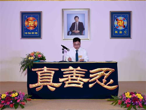 '图1:二零一八年新加坡法轮大法修炼心得交流会于十二月二十五日隆重召开。图为法轮功学员在法会上交流修炼心得。'