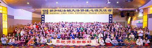 '图2:法会结束后,学员们怀着无以言表的感恩,在二零一九年即将来临之际,向慈悲伟大的师尊虔敬合十恭祝新年好。'