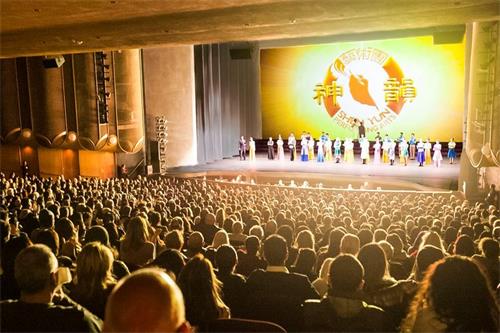 '图2:神韵纽约艺术团在美国加州硅谷重镇圣荷西表演艺术中心(San Jose Center for the Performing Arts)自十二月十九日至二十九日,连演两周,共十一场演出,第二周的演出场场大爆满,轰动当地。图为十二月二十八日晚,演出大爆满的盛况。'
