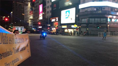 '图1:二零一八年十一月二十九日,在习*近*平抵达阿根廷首都布宜诺斯艾利斯机场前往入住旅馆的路上,法轮功学员展示“法轮大法?真善忍”横幅,表达心声。'