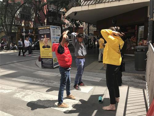 '在中国城,两位年轻人正在学法轮功。'