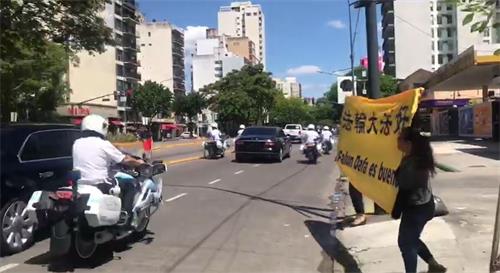 '十二月二日,习*近*平离开时,法轮功学员在前往机场的路上,向其车队展示真相横幅。'