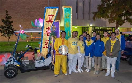 '图4:参加德州大学阿灵顿分校返校日游行的法轮功学员在游行结束后合影。'