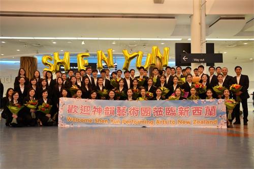 '图2:二零一八年二月十四日,美国神韵国际艺术团在结束了澳洲悉尼五天七场的演出后,马上马不停蹄,又飞抵新西兰奥克兰国际机场,受到当地粉丝的热烈欢迎。'