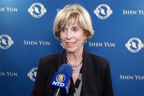 '图8:科罗拉多州Centennial市市议员凯西•特雷(Kathy Turley)非常高兴她终于观看到神韵演出。'